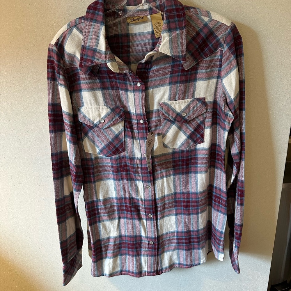 💙💜 Wrangler Women’s Blue & Purple Plaid Button-Up – Size S (NWT)